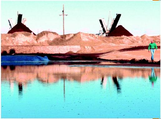 在俄勒岡州博德曼附近的三英里峽谷農(nóng)場，糞肥纖維堆旁的固體廢物沉淀池。 （美聯(lián)社/環(huán)球影城。經(jīng)許可轉(zhuǎn)載。）